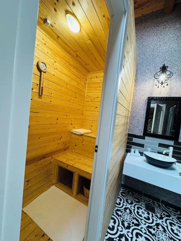 JMR Splendor - Private Sauna & Bathtub Suites