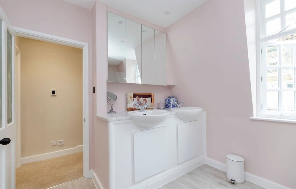 Whoops-a-daisy 3 Bedroom in Notting Hill