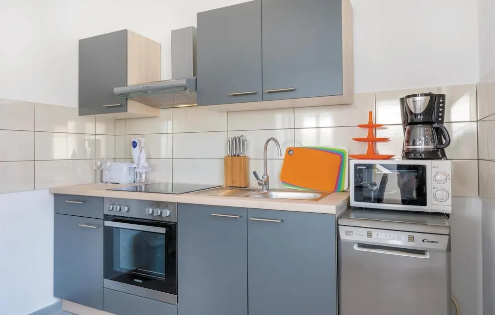 Awesome Home in Mavarstica with WiFi, 7 Bedrooms, Hot Tub