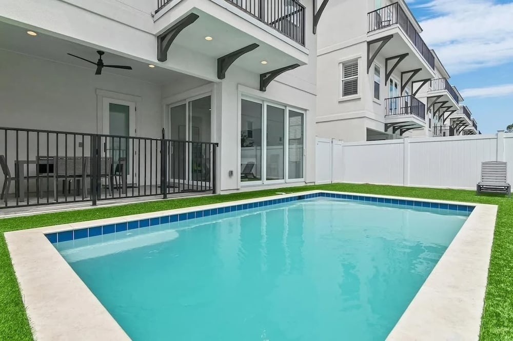 3-story Comfortable Home Near the Beach