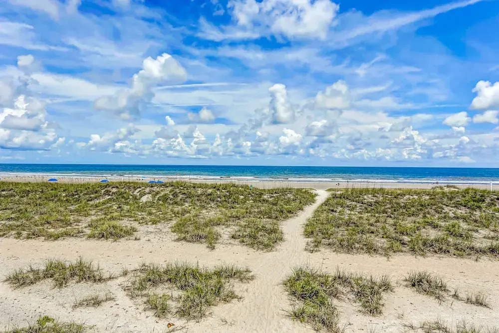 Oceanfront, 2nd-floor Condo With Balcony, Hdtvs, Wifi, AC & Shared Pool