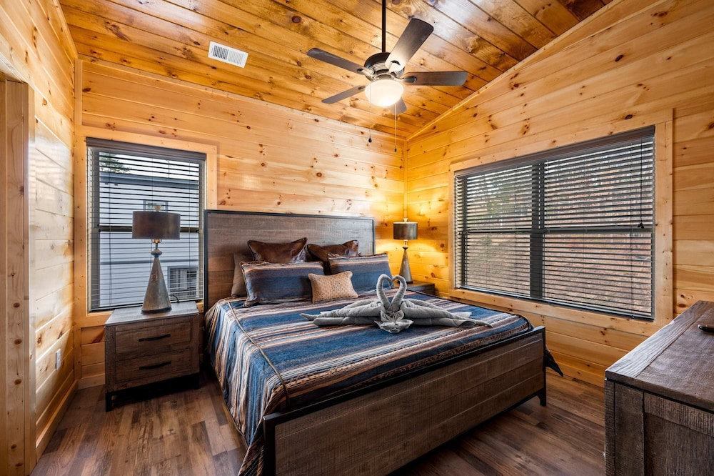 Charming New 5BR 4BA Cabin Near Dollywood