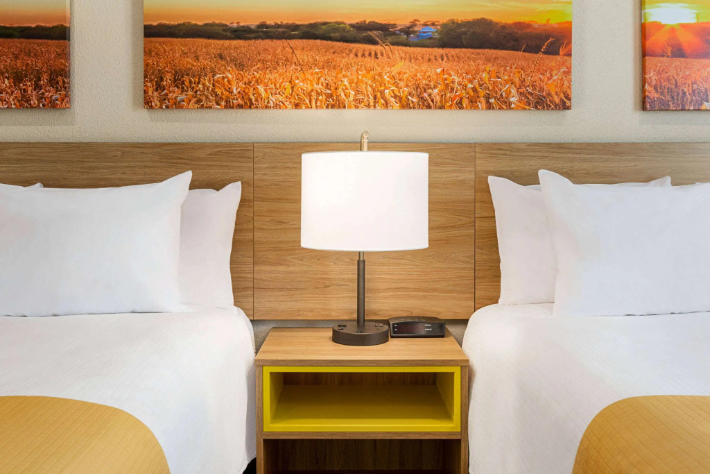 Days Inn & Suites by Wyndham Tomball Houston NW