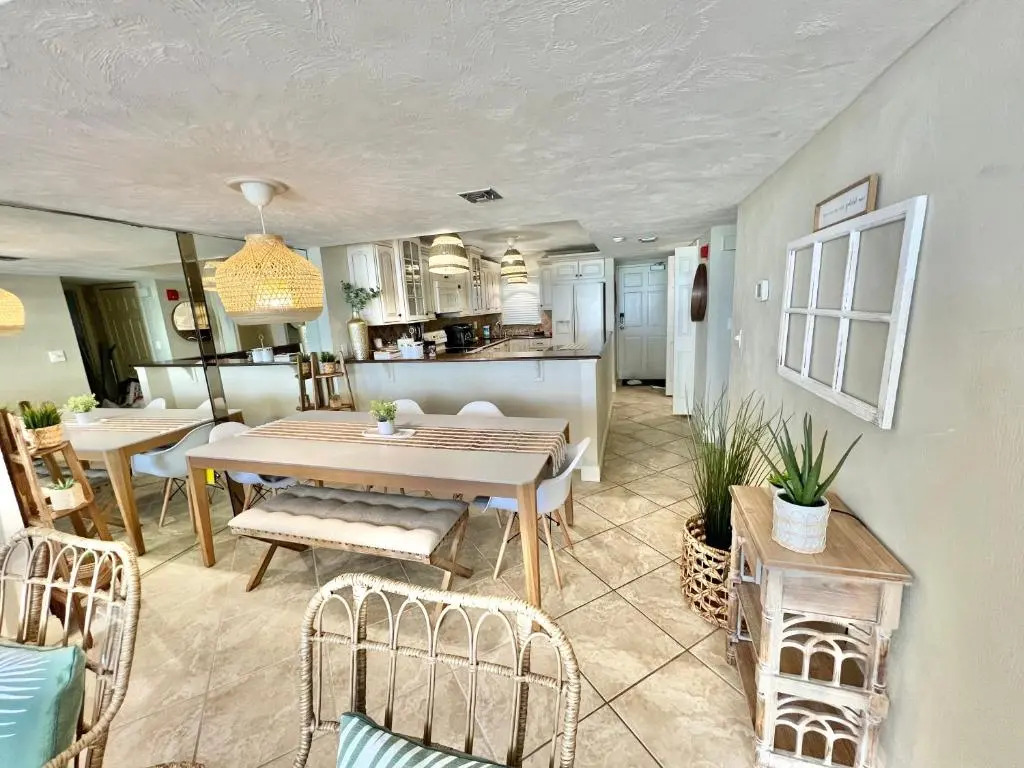 Lovely Ocean front for 5; It sleeps up to 12.