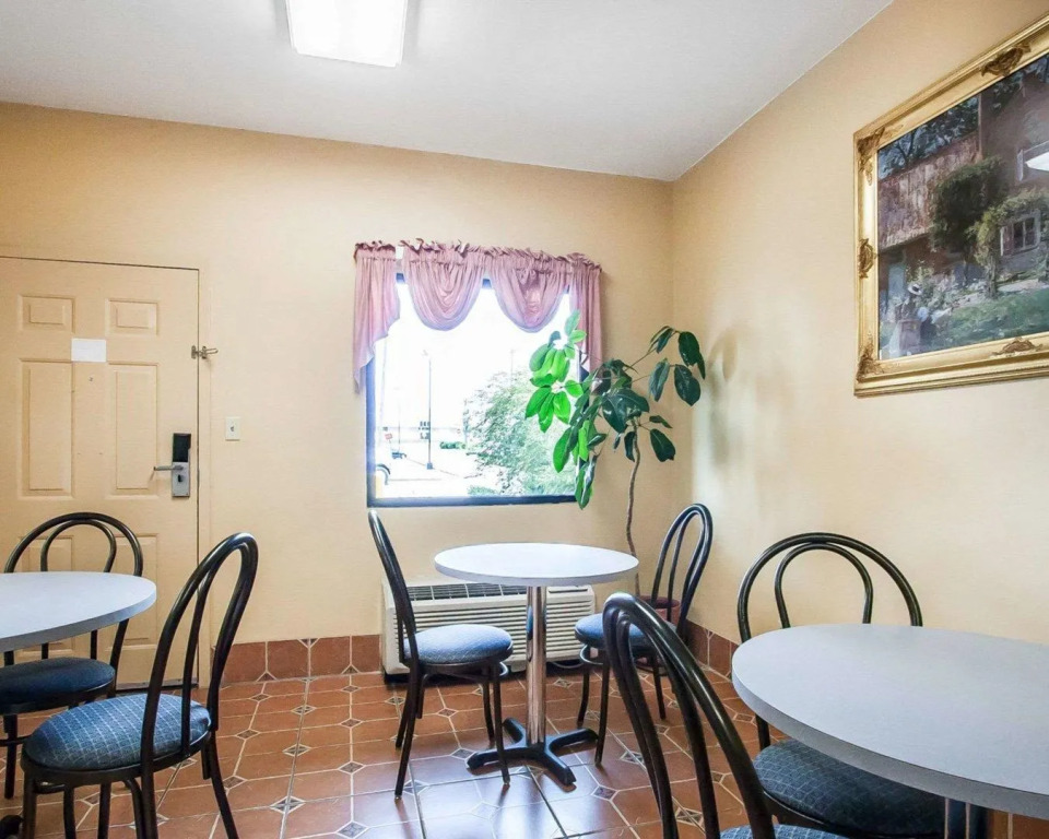 Econo Lodge Inn & Suites