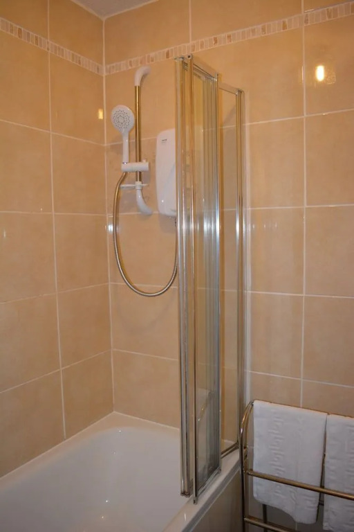 Facing Glasgow Green spacious Apartment Free parking
