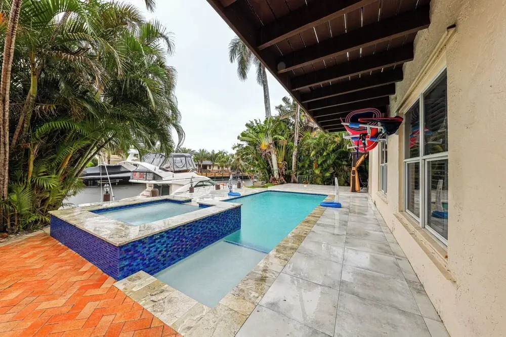 Pool & Home Theater: Lighthouse Point Home!