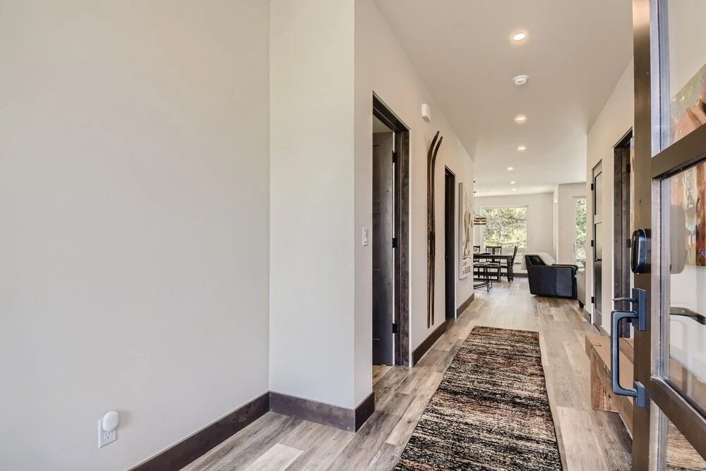 High-end Finishes, Private Hot Tub, Platinum Playcation, New Listing! 4 Bedroom Home by Redawning