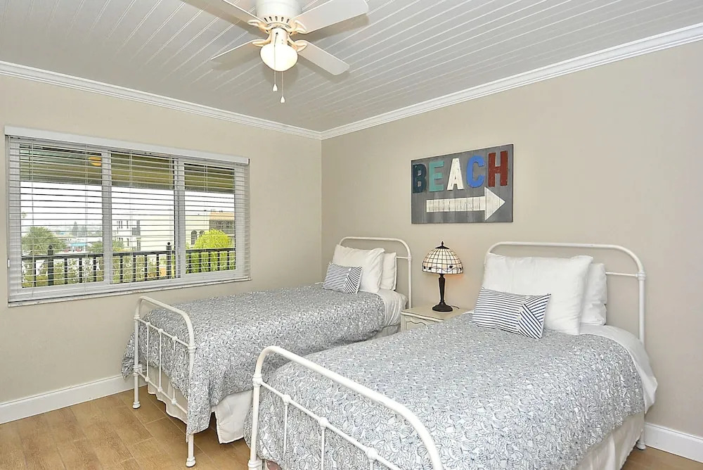Land's End 403 Building 8 Top Floor/beachfront/totally Updated