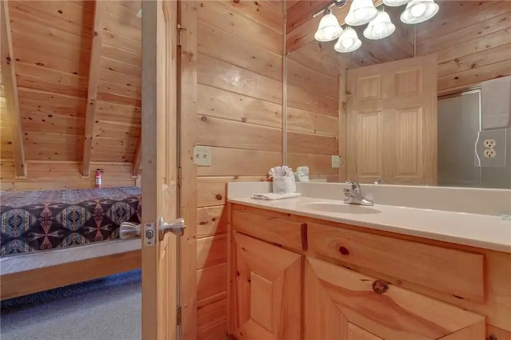 Arrowhead Lodge, 3 Bedrooms, Pool Access, Pet Friendly, WiFi, Sleeps 10