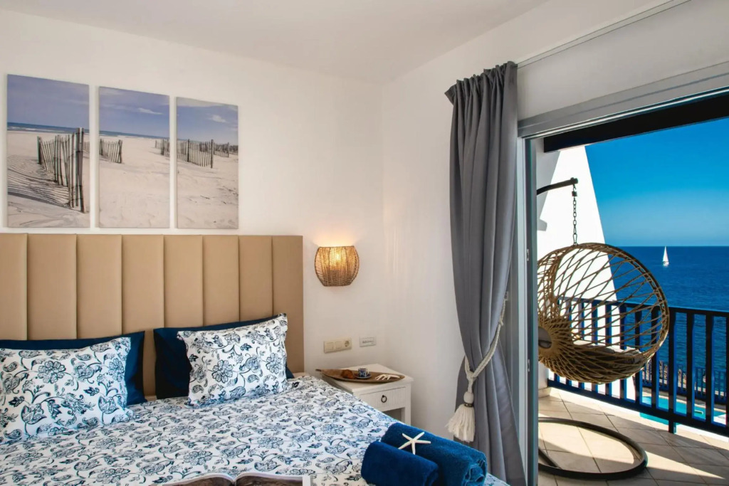 FRONTLINE VILLA 25, well-designed with a heated pool