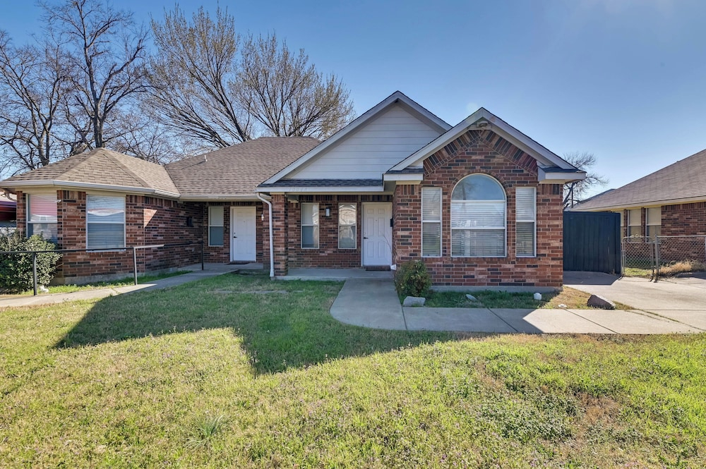 Walk to Mckinney Square! Couples Retreat w/ Yard