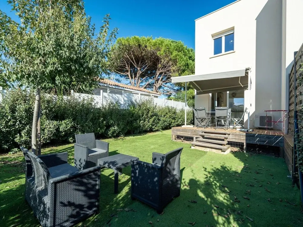 Peaceful Villa in Serignan
