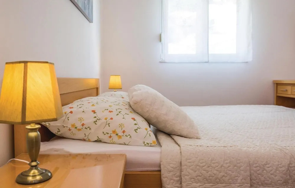 Beautiful Home in Makarska With Wifi and 2 Bedrooms