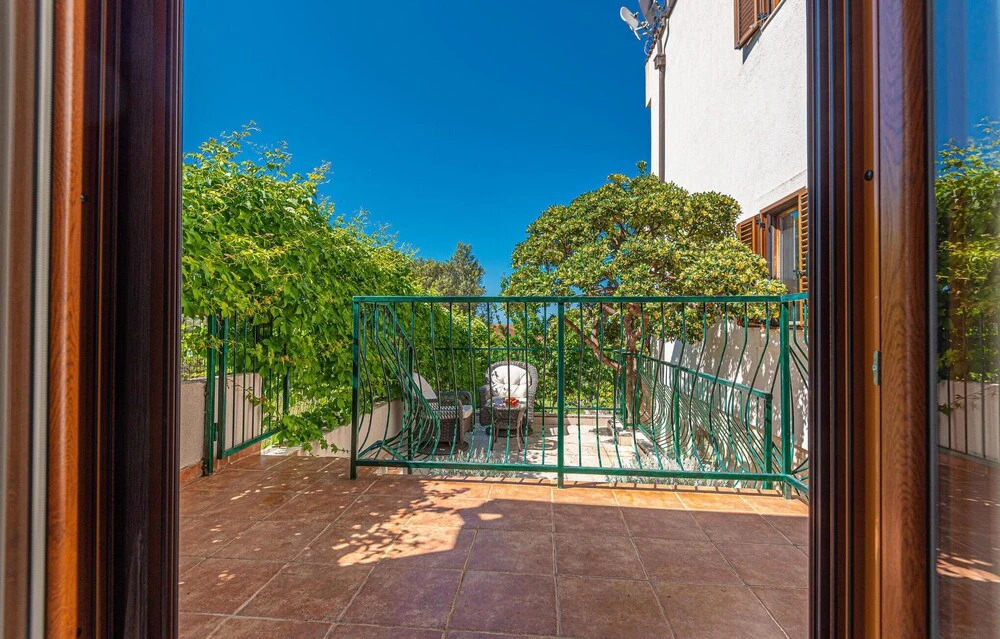 Amazing Home in Brodarica With Wifi and 3 Bedrooms