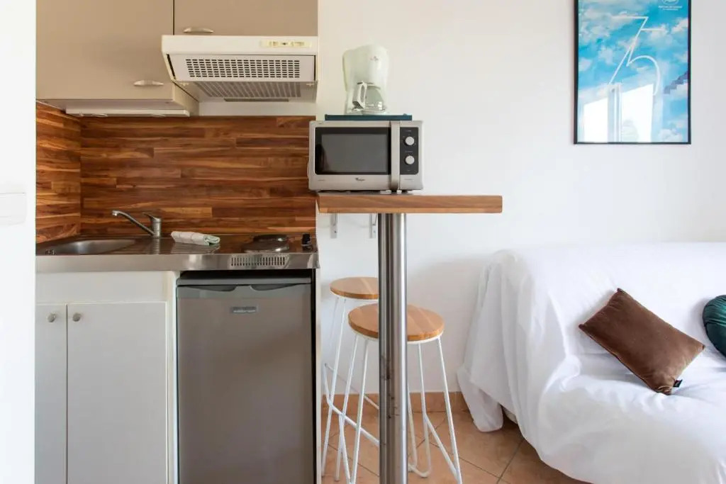Nice Studio with balcony in quiet residence close to all amenities