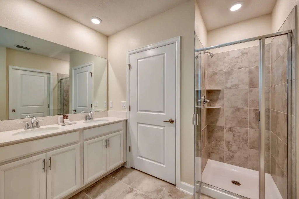 Charming condo with great golf view near Disney
