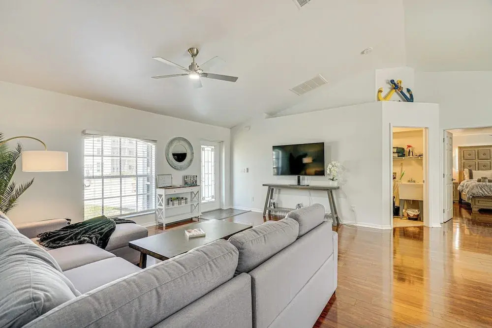Heated Pool, 1 Mi to Golf! Cape Coral Canal Escape
