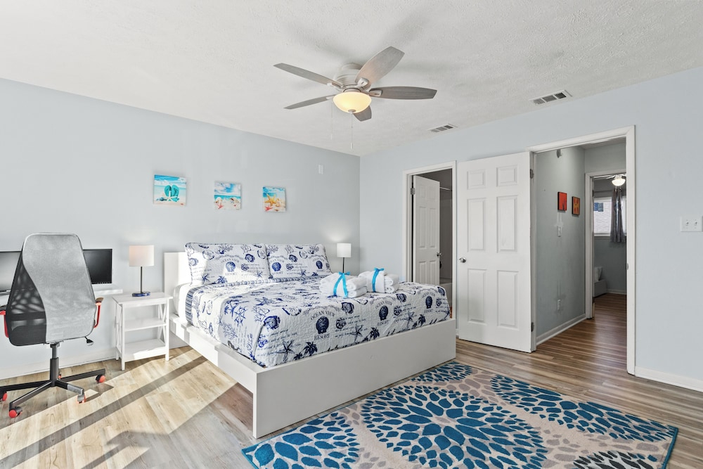 Stay at The Salty Palm! 2BR 1.5ba Sleeps 7
