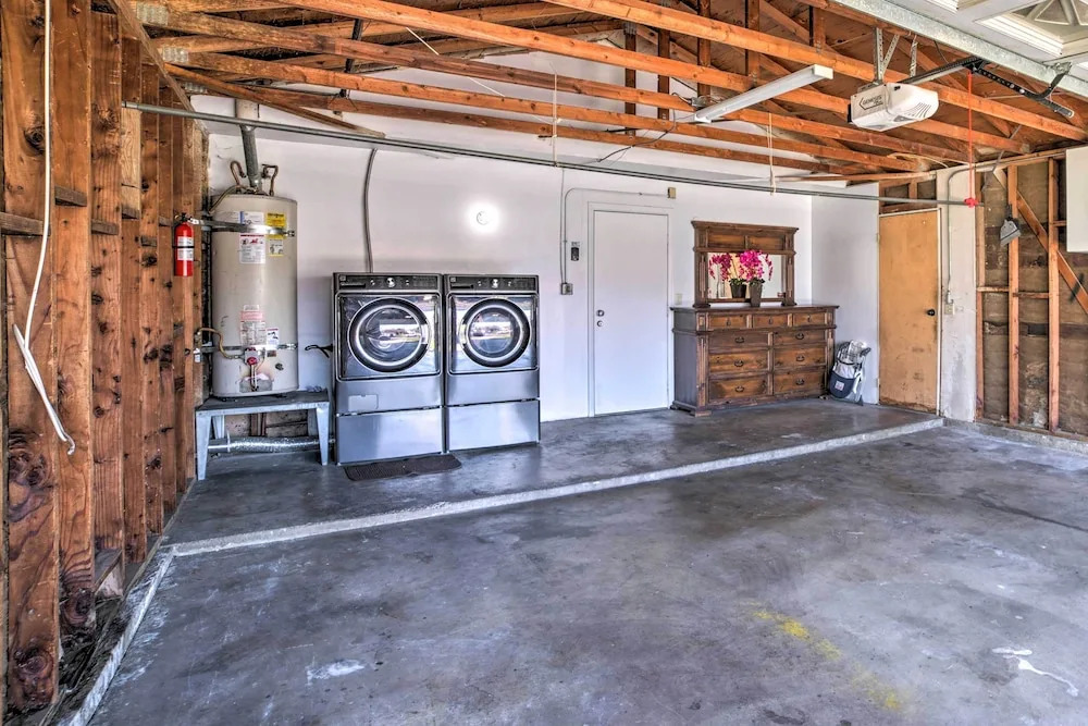 Family-friendly Home w/ Basketball Court!