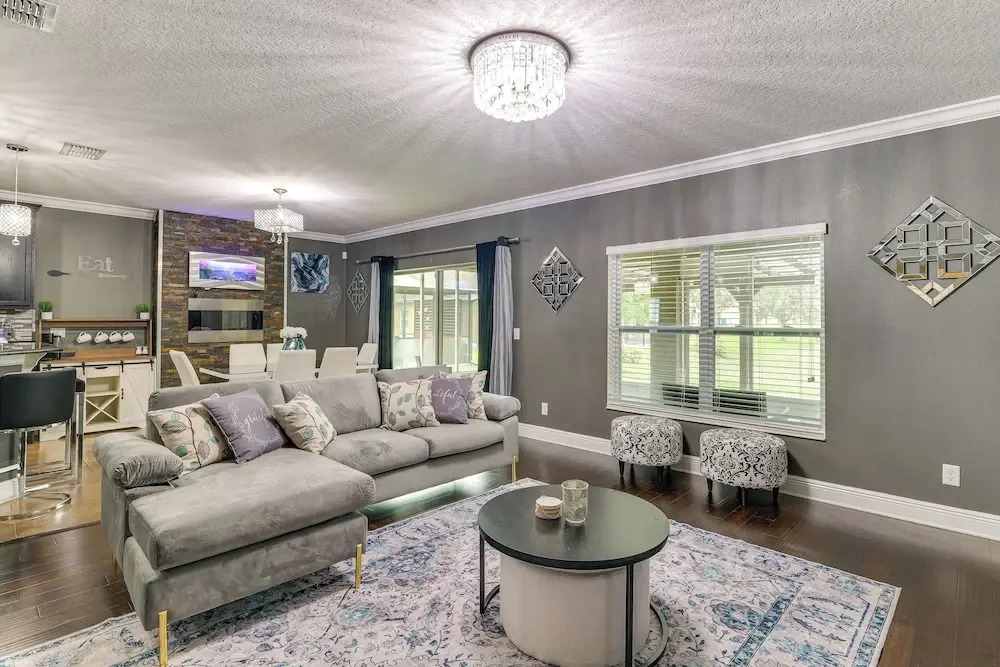 Media Lounge & Bar: Spacious Davenport Family Home