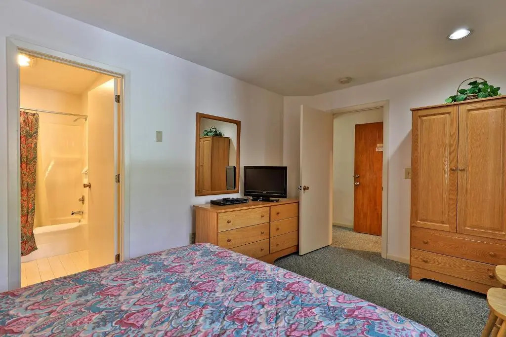 Cedarbrook Queen Suite 109