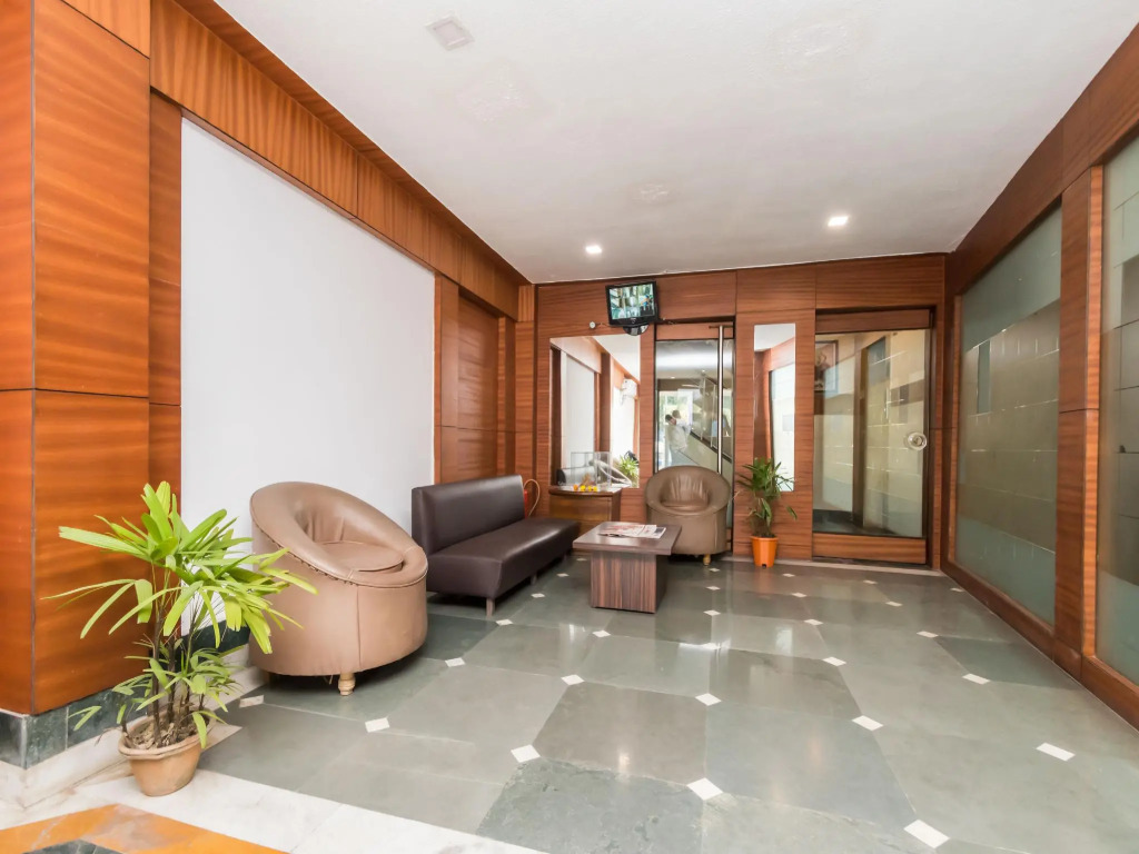 OYO 9182 Kings Crown Hotel