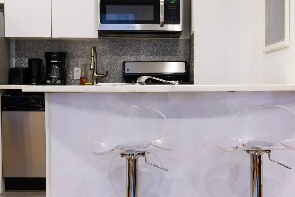 26-4b Newly Furnished 1BR W D Courtyard