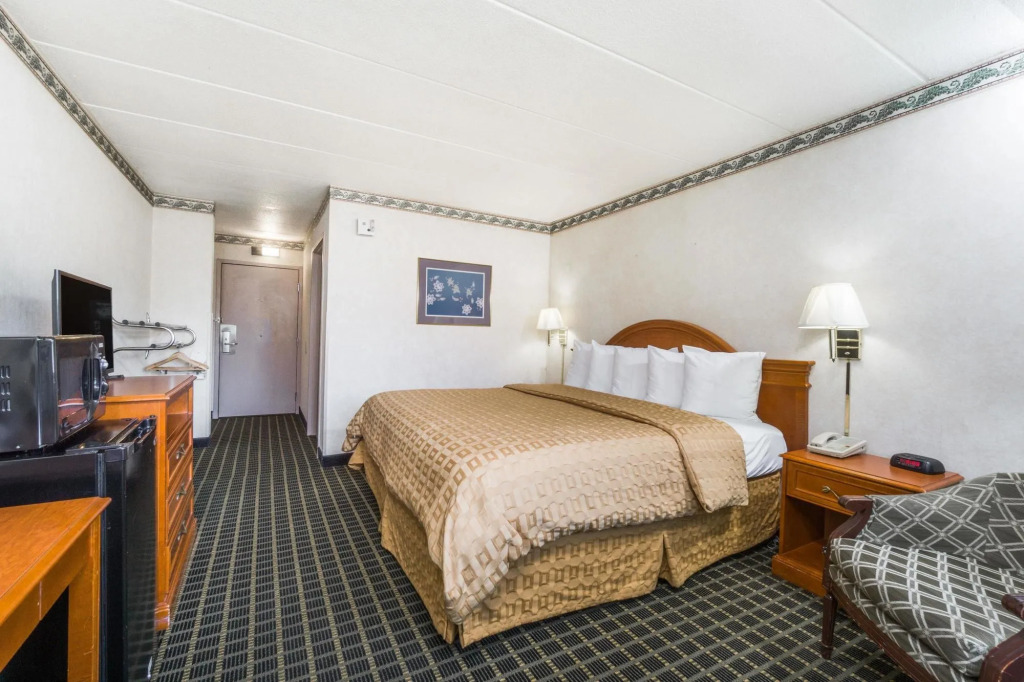 Days Inn And Suites Columbus East Airport