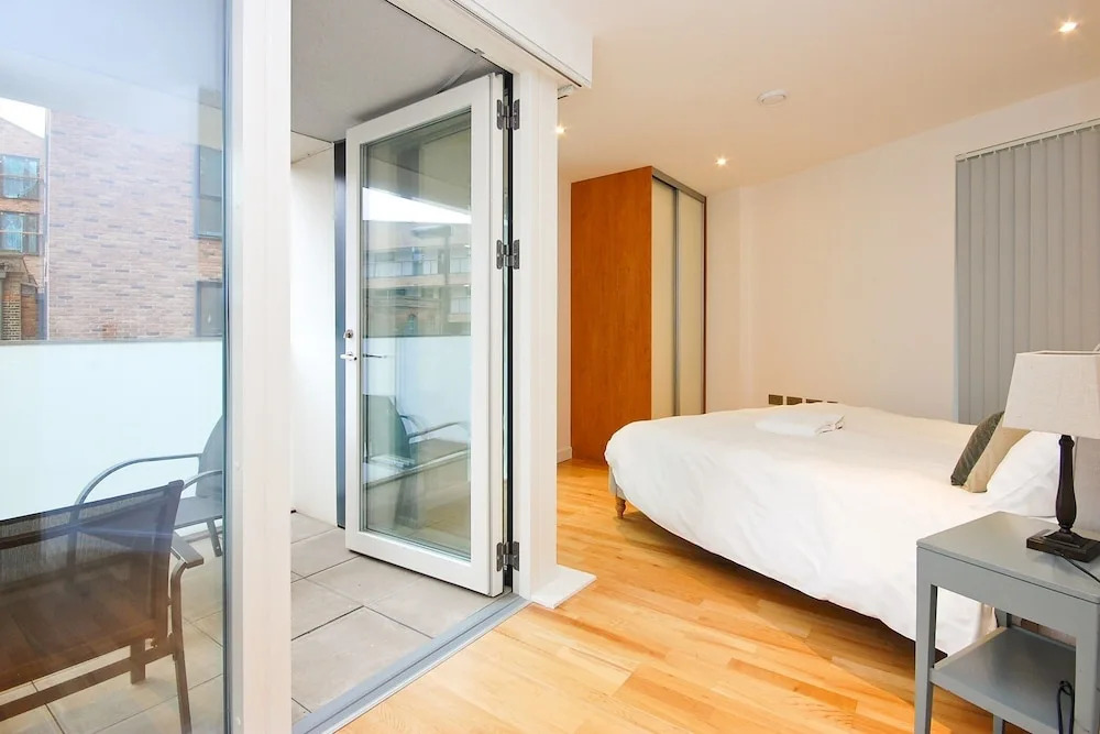 Bright Godfrey Place Nest - HEN21