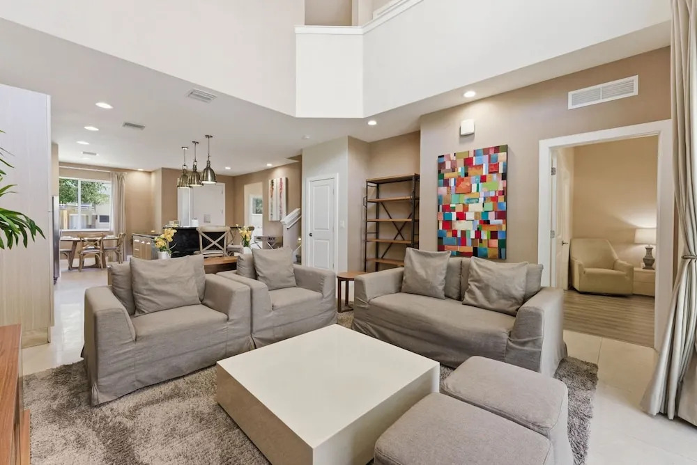 Designer 4BR Getaway Sleek Laminate Floors