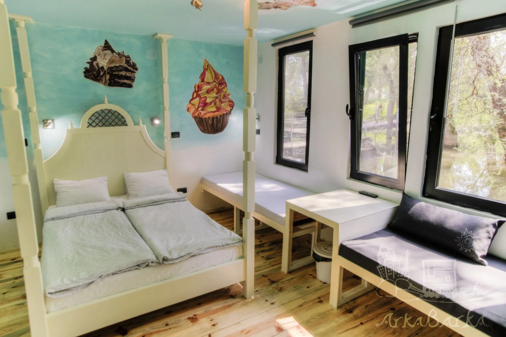 ArkaBarka Floating Hostel