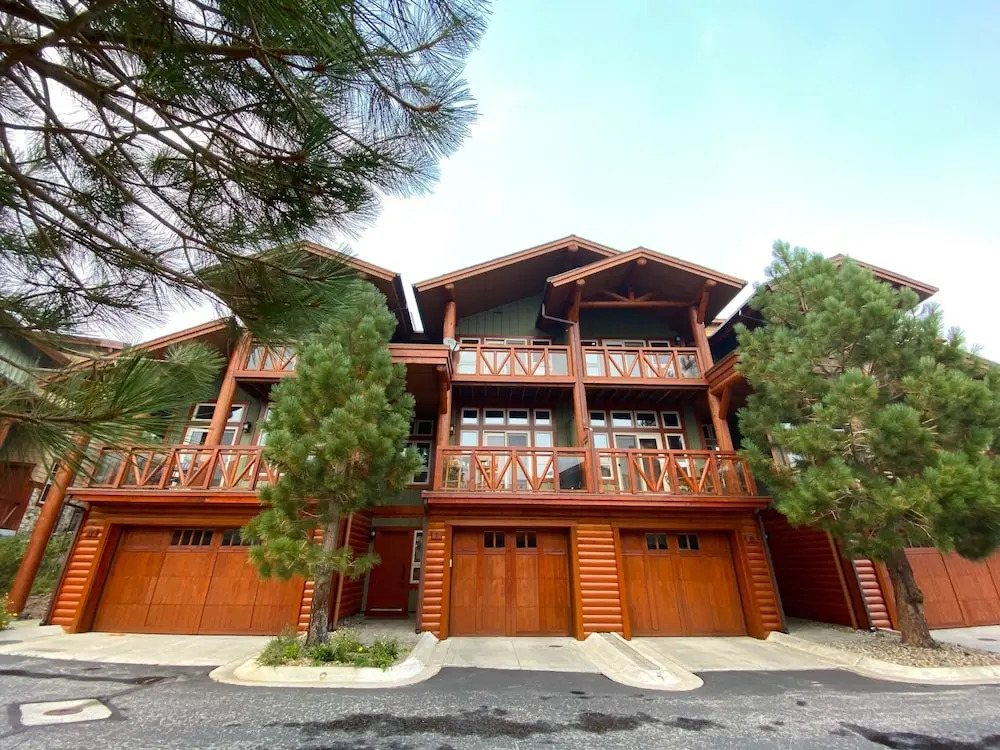 Juniper Crest 7 Private Hot Tub, 2 Car Garage, BBQ, Walk to the Lifts and Mountain Views by RedAwning