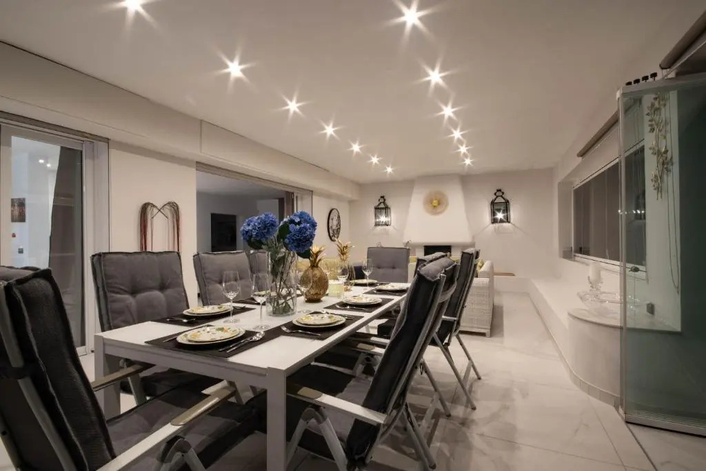 Villa encantadora junto a la playa en Los Monteros con seguridad 24 horas