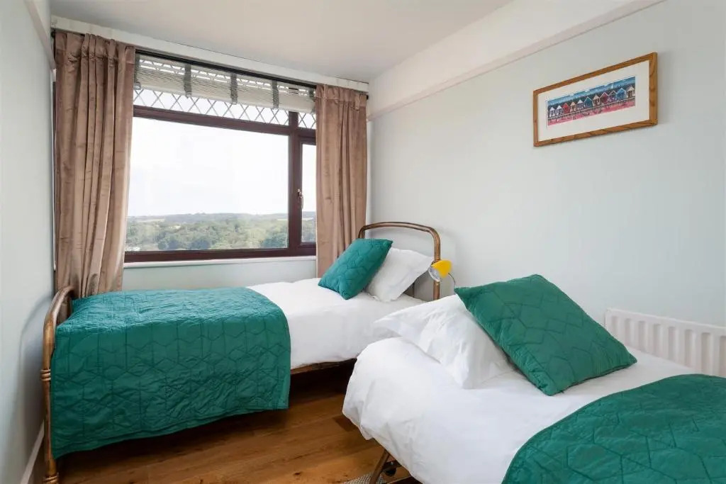 The Spinney - Spectacular views over the bay and close to beach with parking