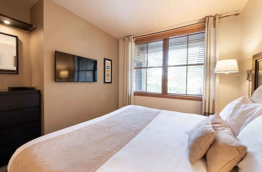 Contemporary Condo Easy Access to Slopes and the Village - Zephyr Mountain Lodge Premium-Rated 1102