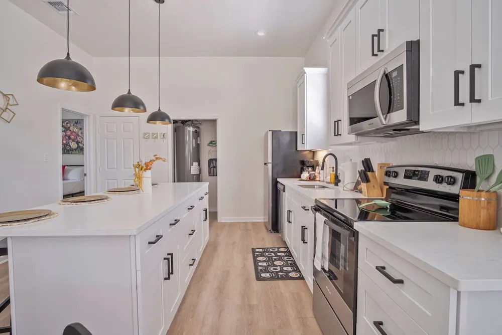 Walk to Riverwalk! 3br/2ba Gem Near Fun Downtown!