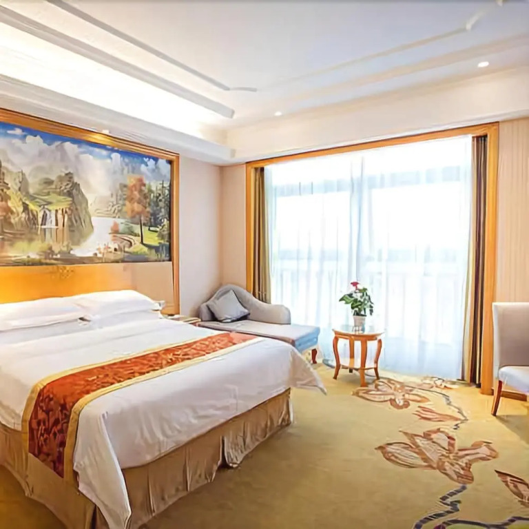 Vienna International Hotel (Leshan High-speed Railway Station)