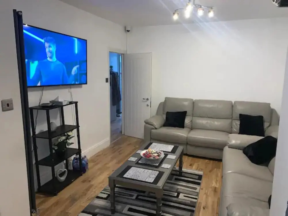 Modern 5 Bedroom Family House - 18 Mins to Station