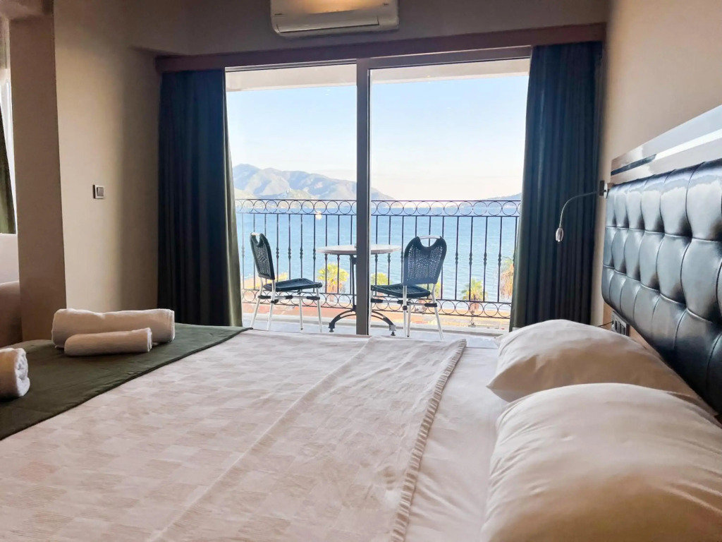Aurasia Sea Side Hotel