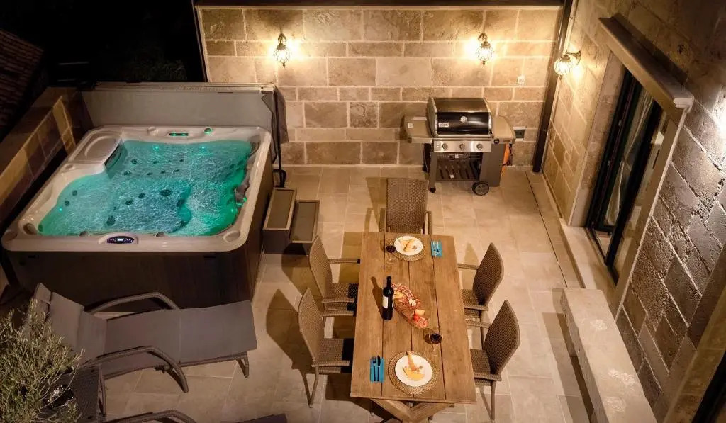 Luxury Palazzo v. Pelsocz Hvar Town