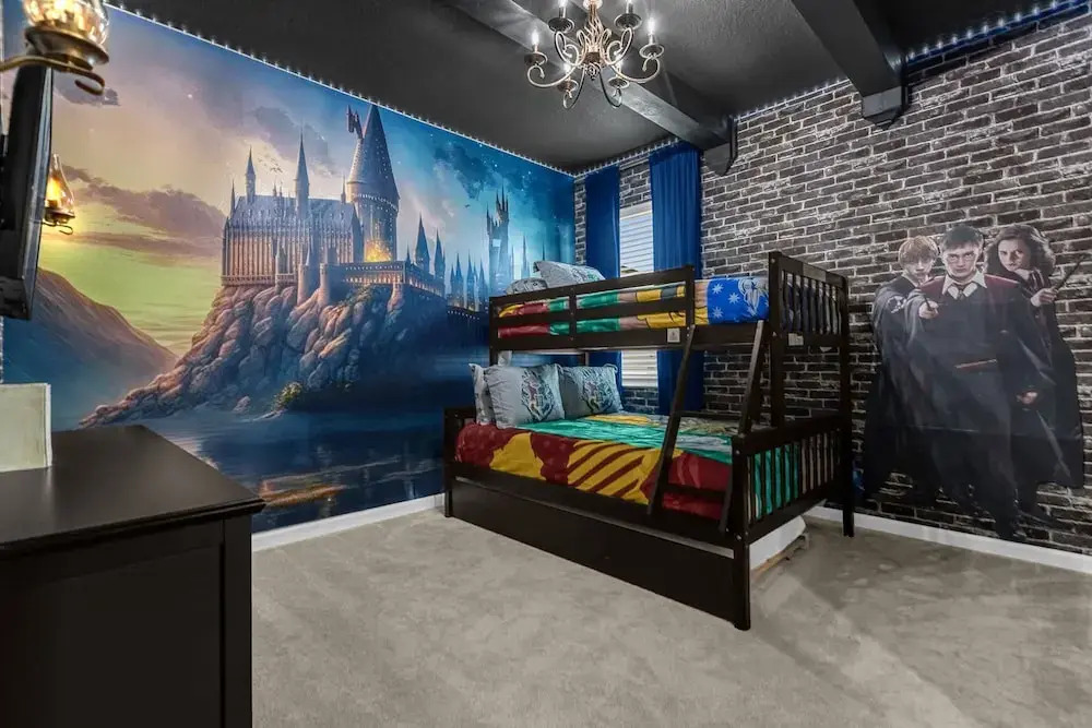 Upstay - Theme Rooms Pool Spa Theatre Arcade
