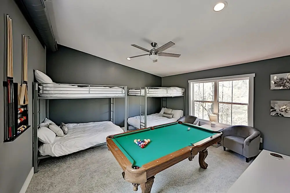 Lavish W/ Hot Tub - Near Asheville, Skiing 3 Bedroom Home