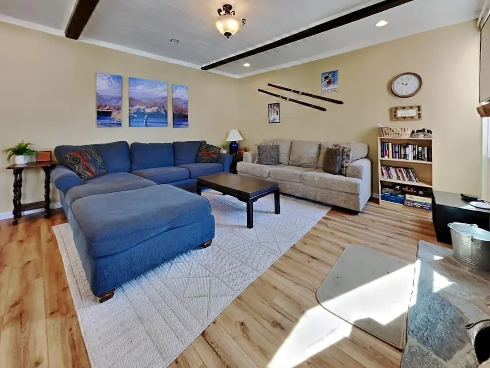 Remodeled 2 Bedroom Condo with Easy Access to Mountain Biking, Swimming, Hiking, Hot Tubs! by RedAwning