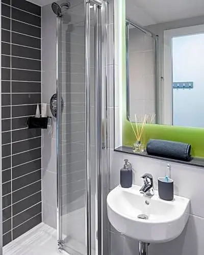 Zeni Ensuite, Point Campus, in the Vibrant Docklands