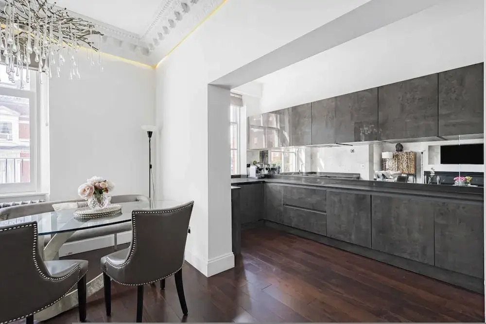Royal Residence - Steps Away From Hyde Park