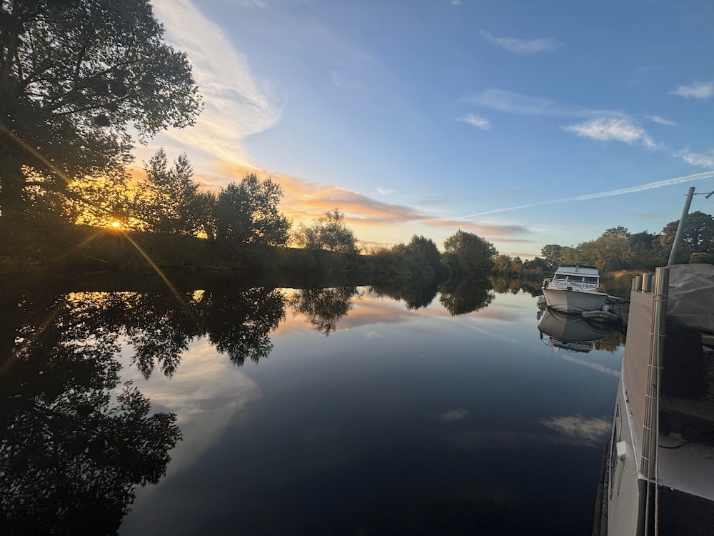 Unique 2 Bed Waterside Retreat, Pet Friendly