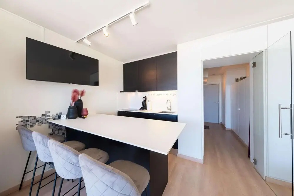 Studio on Seafront Near Tram Stop