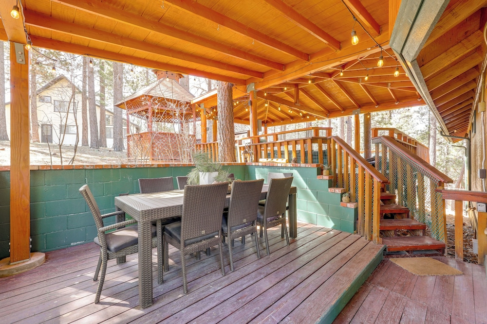 Multiple Decks! Cabin 1 Mi to Big Bear Lake Access