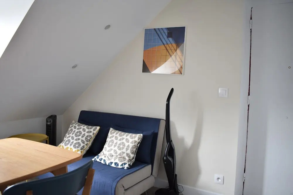 Cosy Renovated 1 Bedroom Apartment in 10th